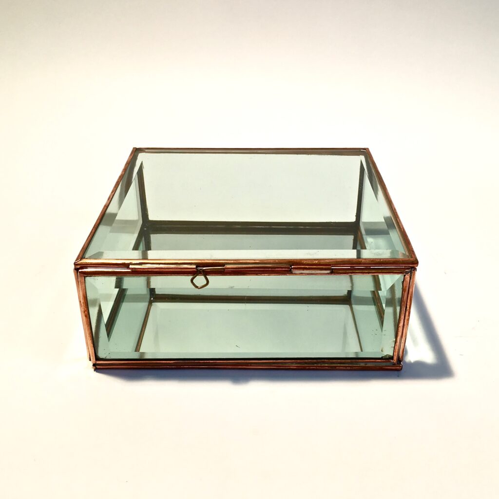 boite_vitrine_bijoux_cuivre_verre_bisote_liedekerke_maison-lk_15.jpg