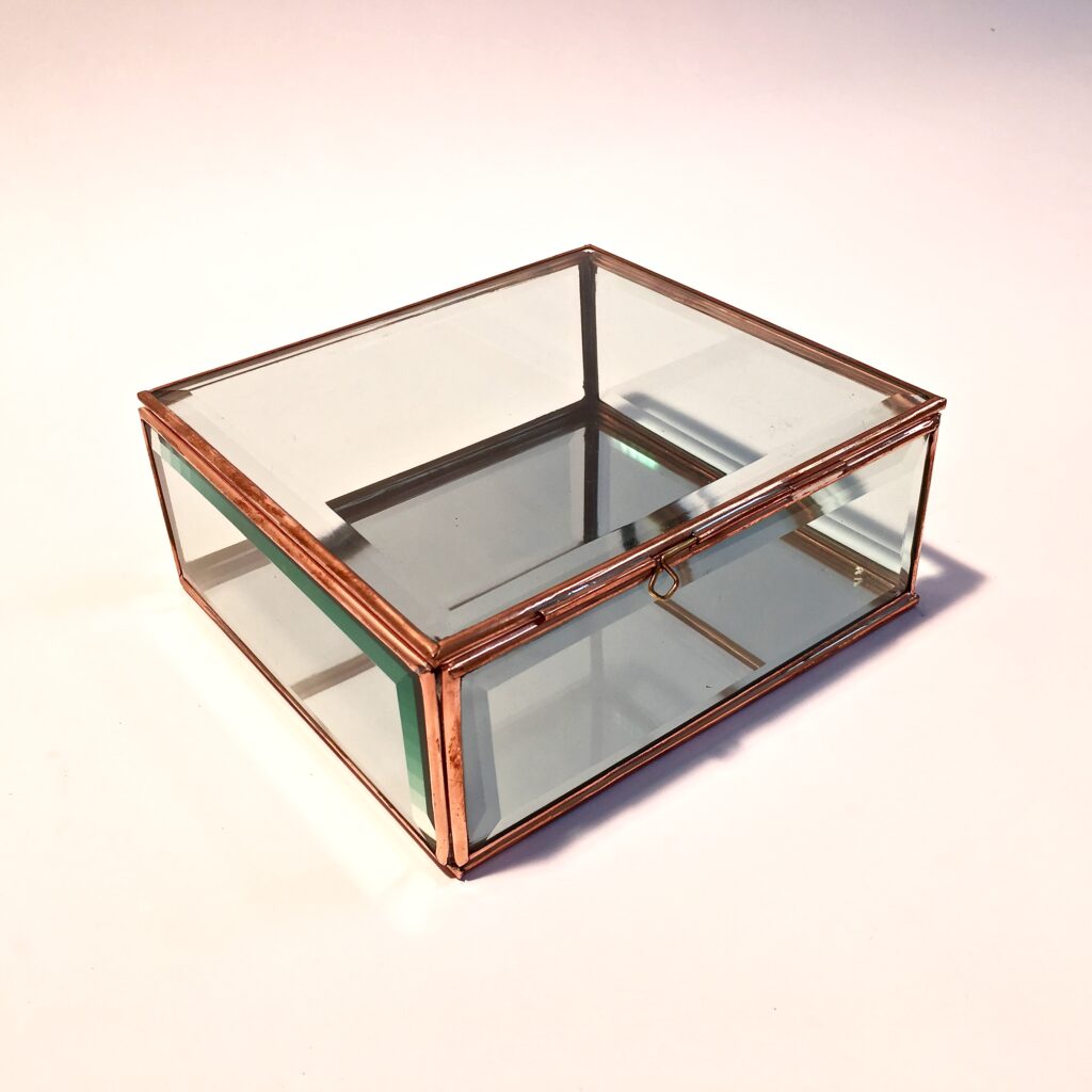 boite_vitrine_bijoux_cuivre_verre_bisote_liedekerke_maison-lk_16.jpg