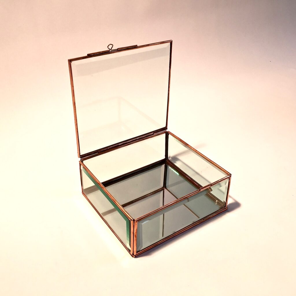 boite_vitrine_bijoux_cuivre_verre_bisote_liedekerke_maison-lk_17.jpg