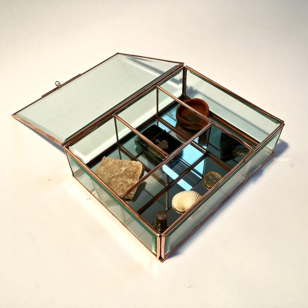 boite_vitrine_bijoux_cuivre_verre_bisote_liedekerke_maison-lk_2.jpg
