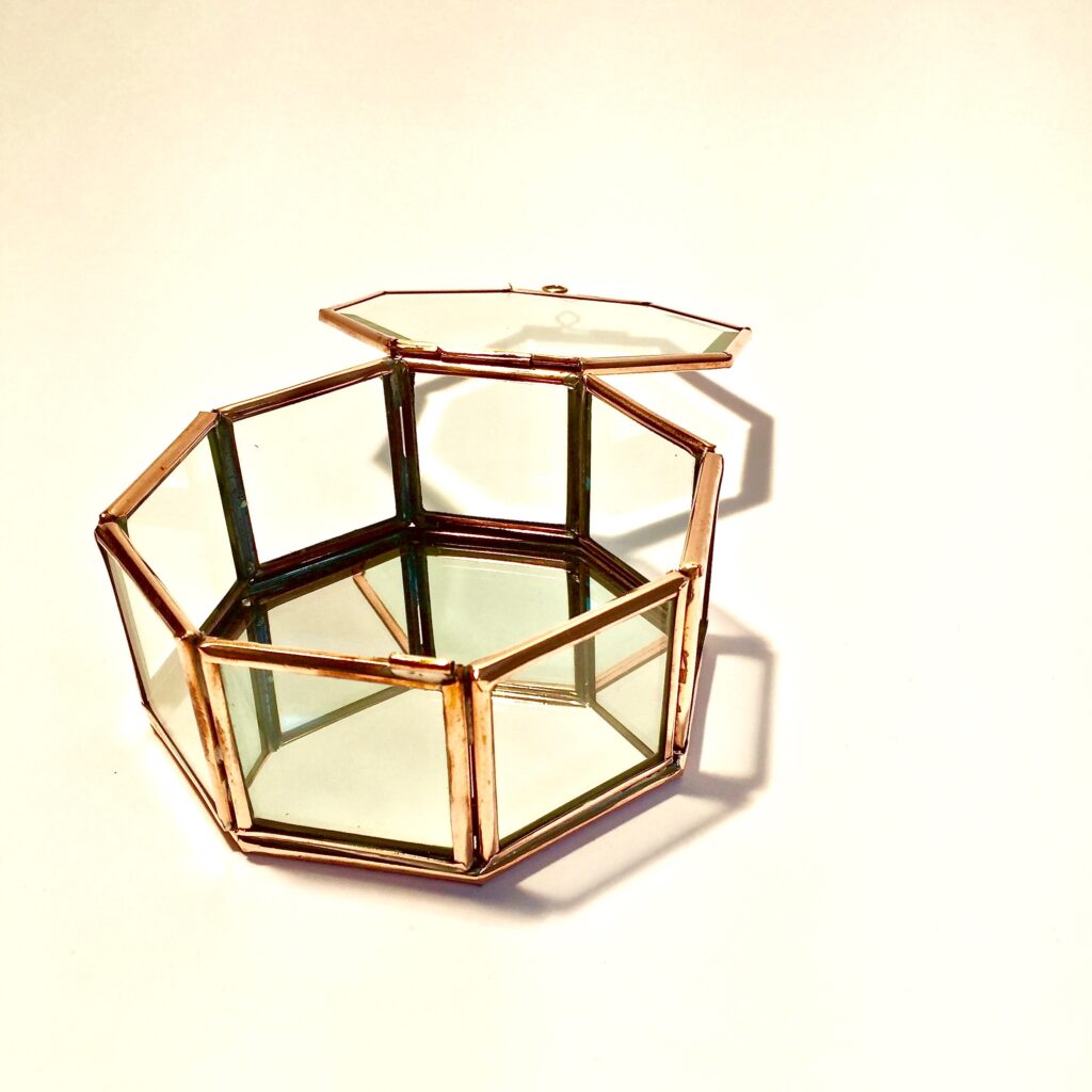 boite_vitrine_bijoux_cuivre_verre_bisote_octogonal_liedekerke_maison-lk_4.jpg