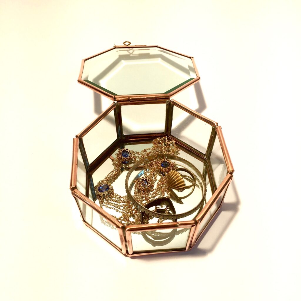 boite_vitrine_bijoux_cuivre_verre_bisote_octogonal_liedekerke_maison-lk_5.jpg