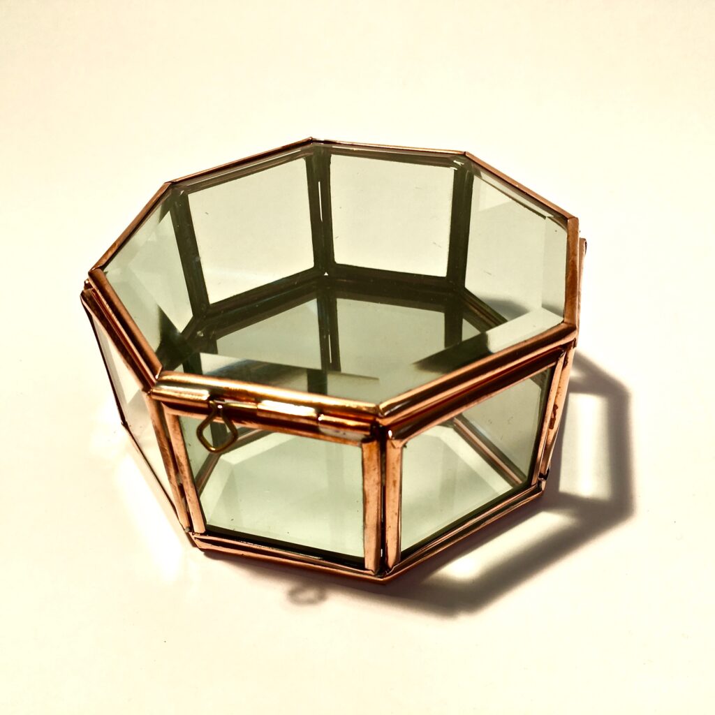 boite_vitrine_bijoux_cuivre_verre_bisote_octogonal_liedekerke_maison-lk_6.jpg