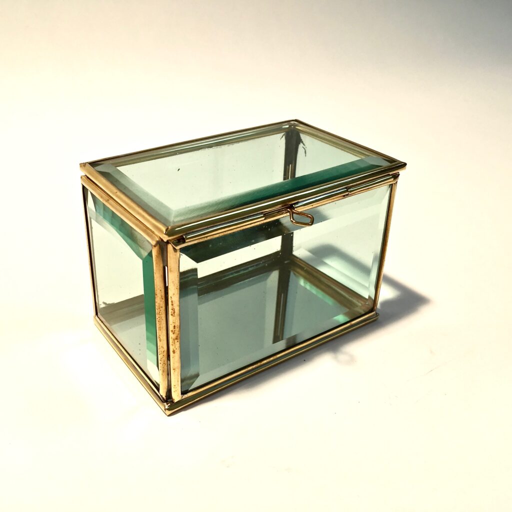 boite_vitrine_bijoux_laiton_verre_bisote_liedekerke_maison-lk_11.jpg