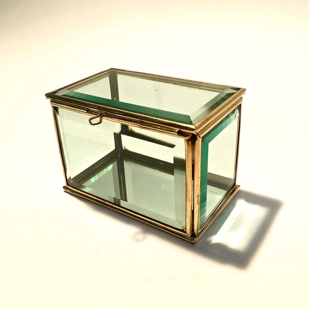 boite_vitrine_bijoux_laiton_verre_bisote_liedekerke_maison-lk_12.jpg