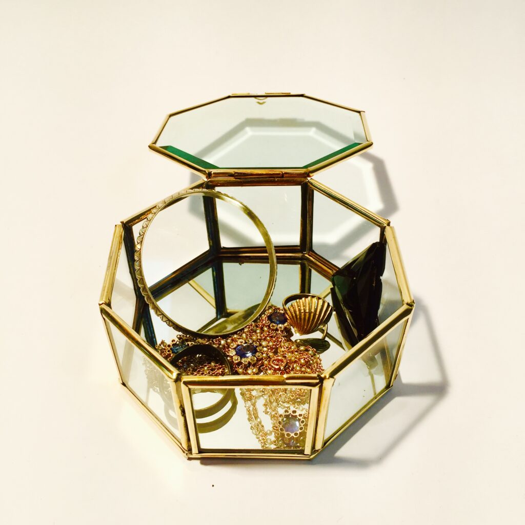 boite_vitrine_bijoux_laiton_verre_bisote_octogonal_liedekerke_maison-lk_1.jpg