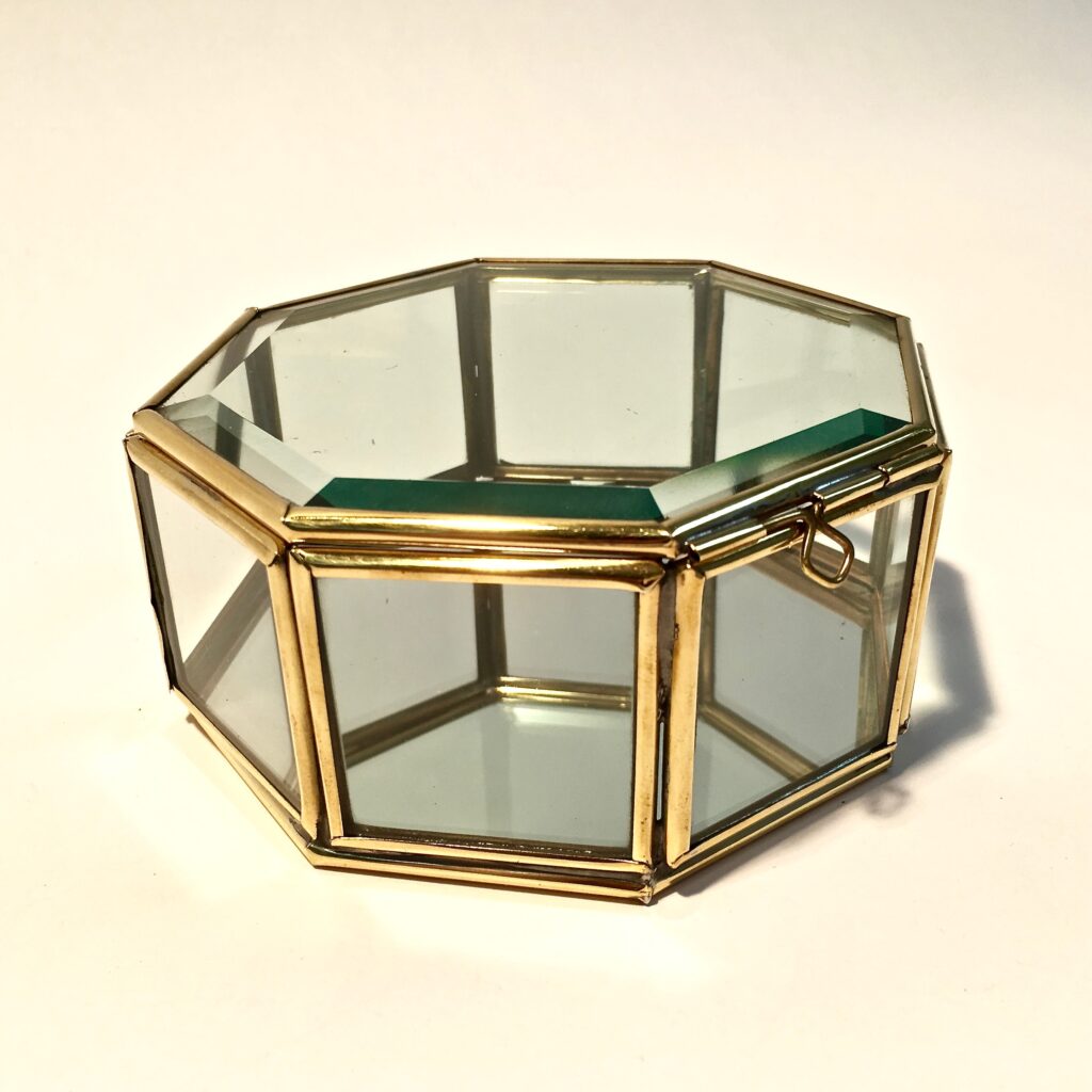boite_vitrine_bijoux_laiton_verre_bisote_octogonal_liedekerke_maison-lk_2.jpg