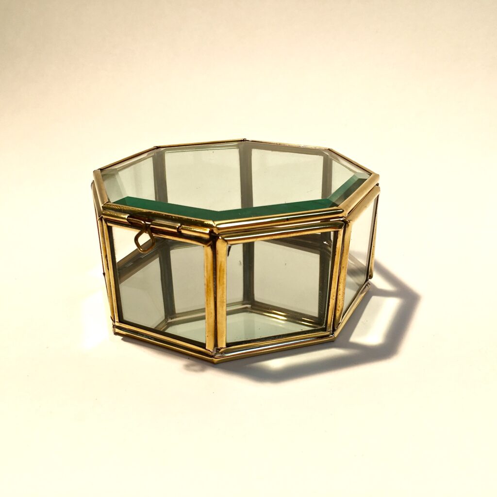 boite_vitrine_bijoux_laiton_verre_bisote_octogonal_liedekerke_maison-lk_4.jpg