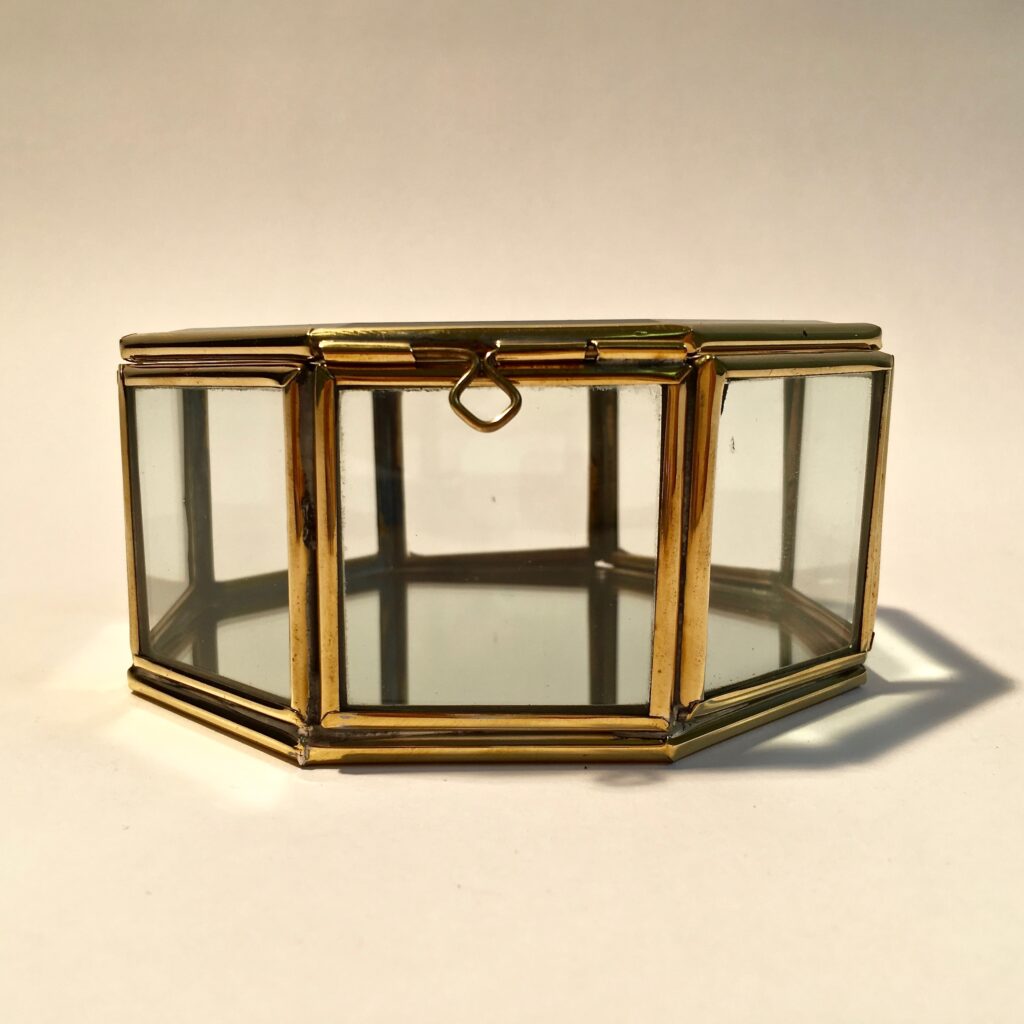 boite_vitrine_bijoux_laiton_verre_bisote_octogonal_liedekerke_maison-lk_5.jpg