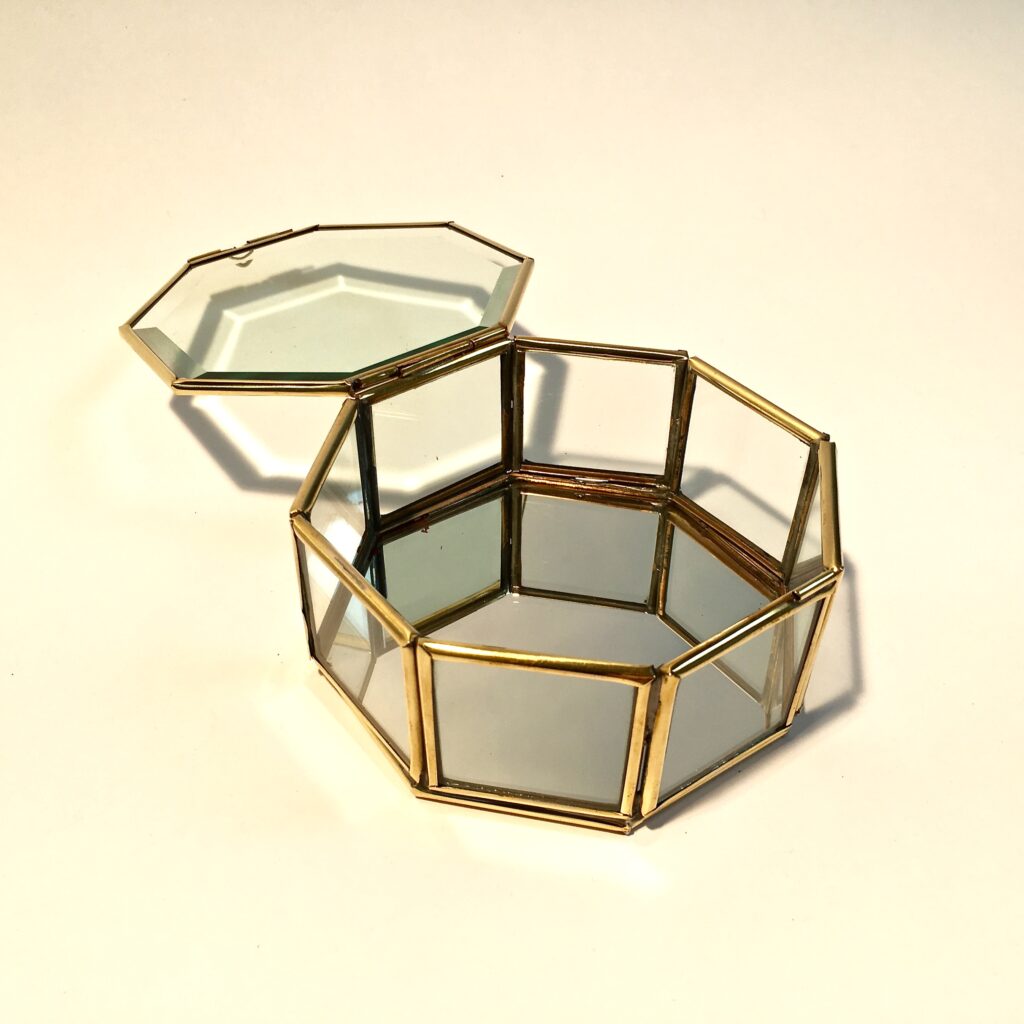boite_vitrine_bijoux_laiton_verre_bisote_octogonal_liedekerke_maison-lk_6.jpg