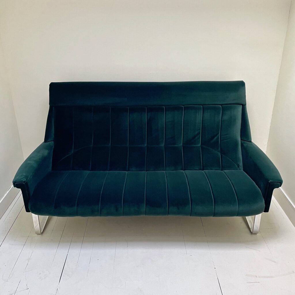 canape_sofa_guy_besnard_1960_vert_velours_chrome_maison_liedekerke_LK_1.jpg