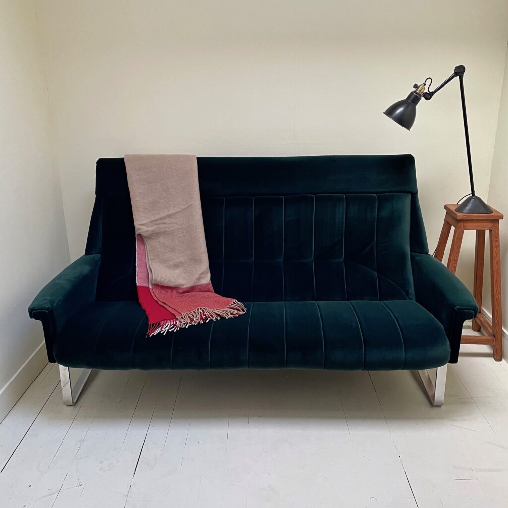 canape_sofa_guy_besnard_1960_vert_velours_chrome_maison_liedekerke_LK_6.jpg