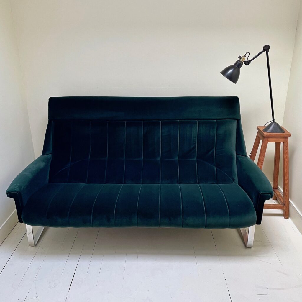 canape_sofa_guy_besnard_1960_vert_velours_chrome_maison_liedekerke_LK_7.jpg