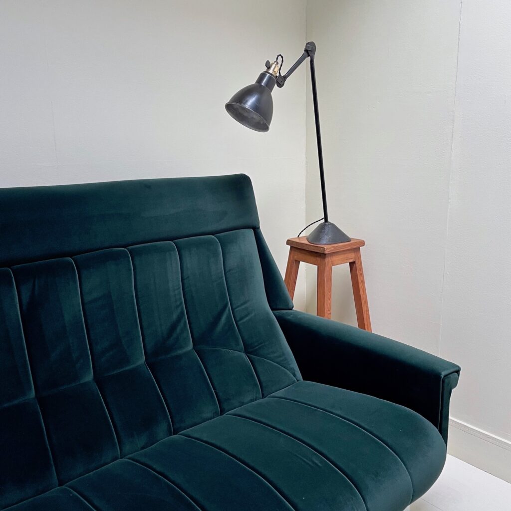 canape_sofa_guy_besnard_1960_vert_velours_chrome_maison_liedekerke_LK_8.jpg