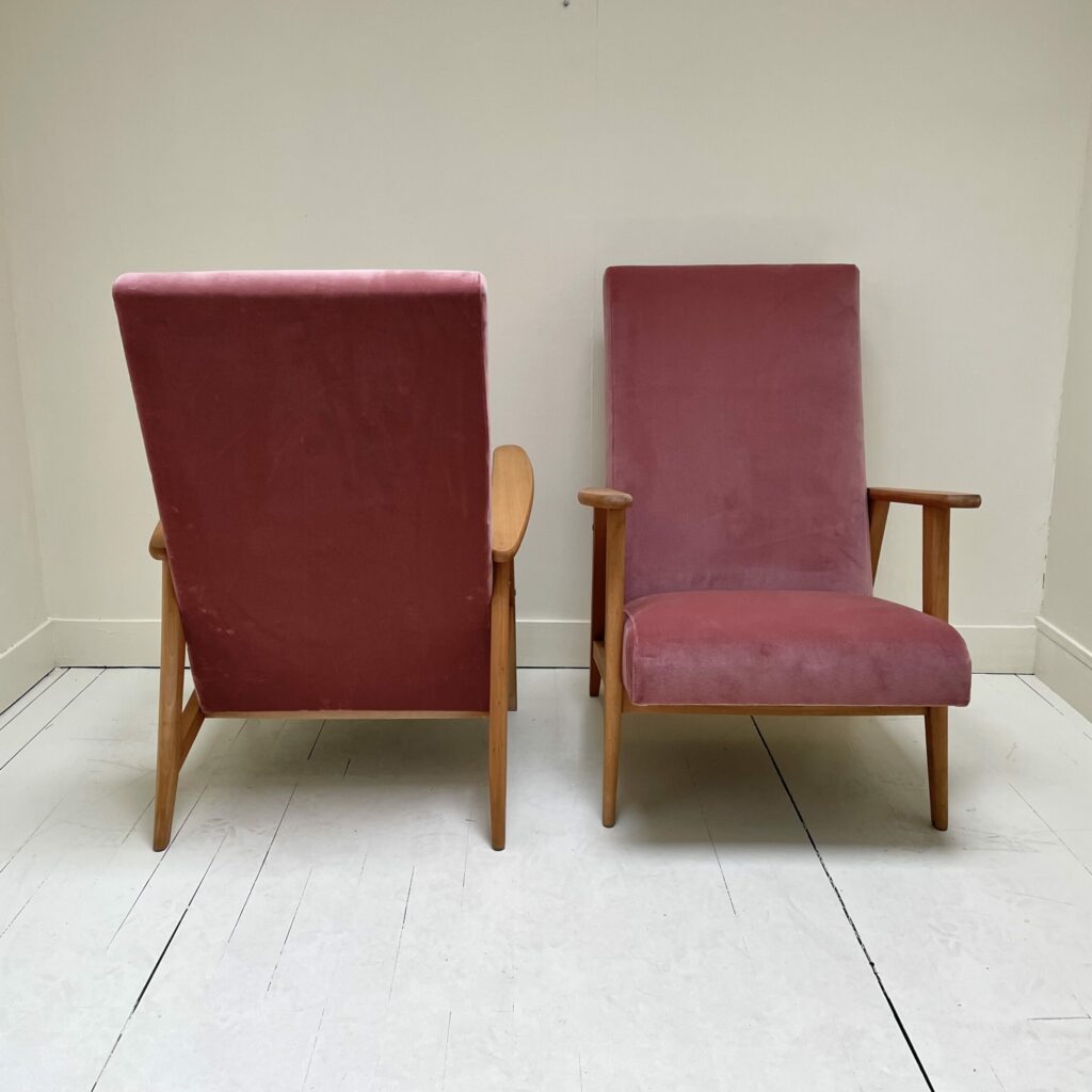 fauteuil_manucere_velours_rose_retapisse_1970_salon_maison_liedekerke_LK_4-scaled-1.jpeg