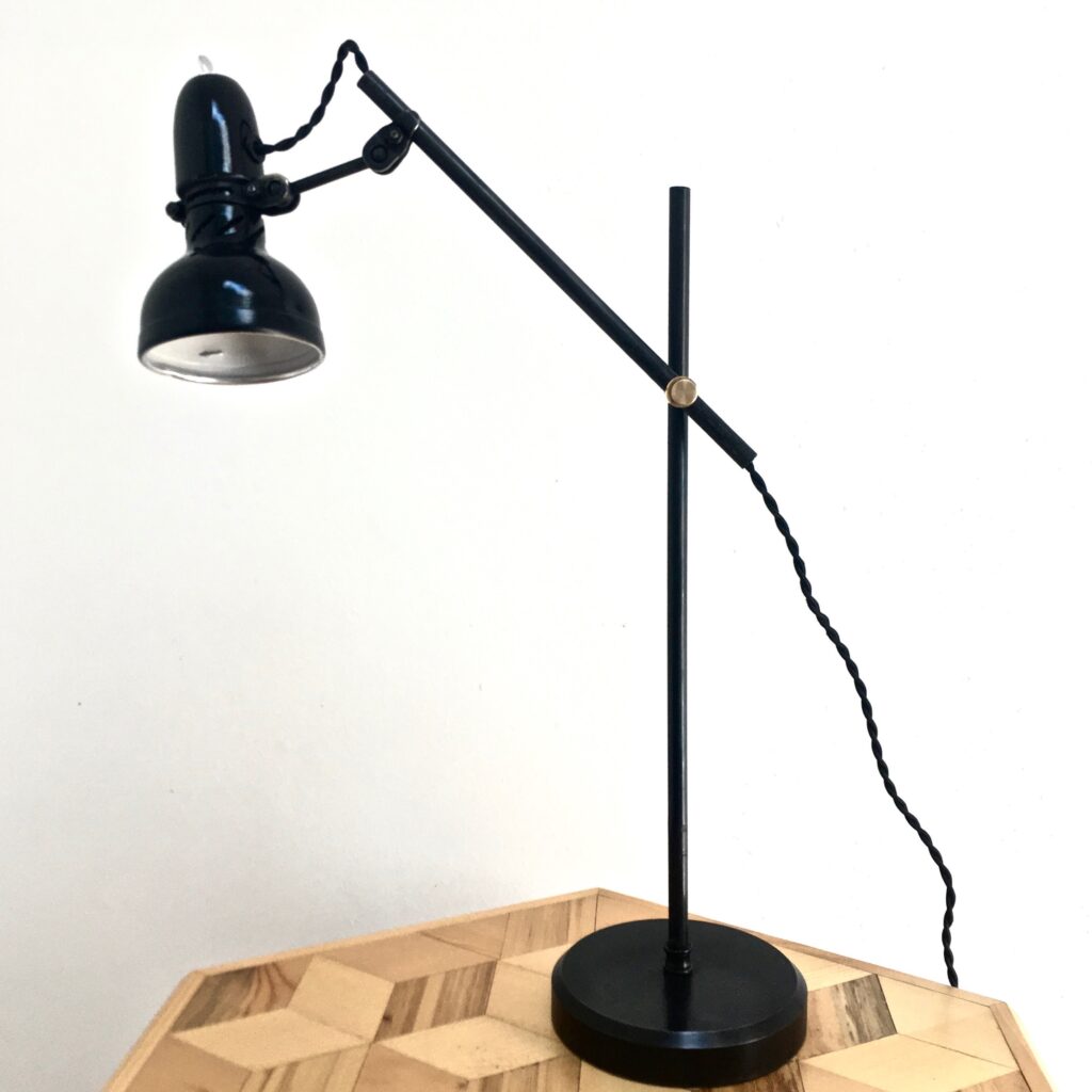 lampe-lumina-70s-eteinte_maison_liedekerke_maison-lk.jpg