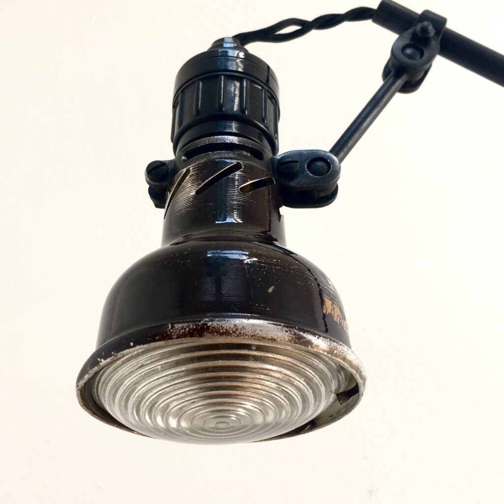 lampe-lumina-fresnel-40s-gros-plan-tete_maison_liedekerke_maison-lk.jpg