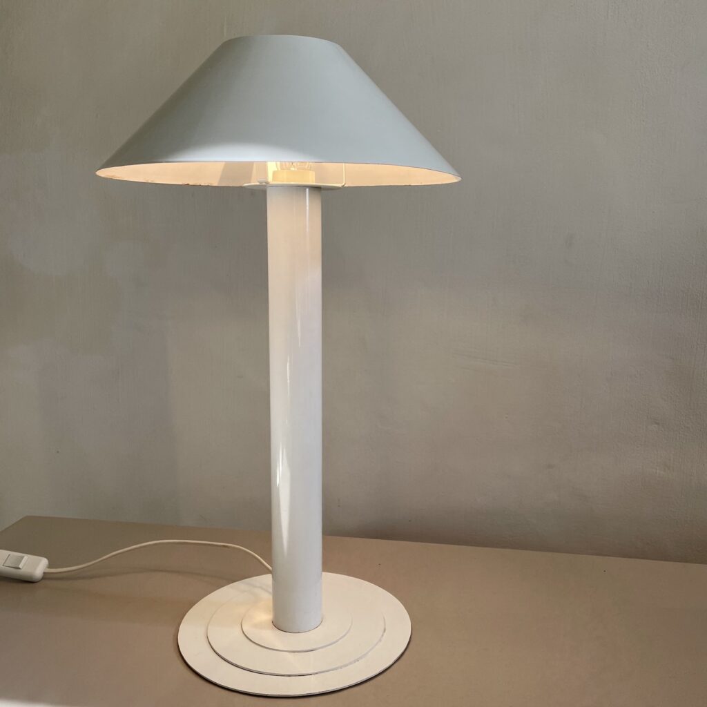 lampe_poser_bureau_chevet_blanche_simple_pure_maison_liedekerke_LK_3.jpeg