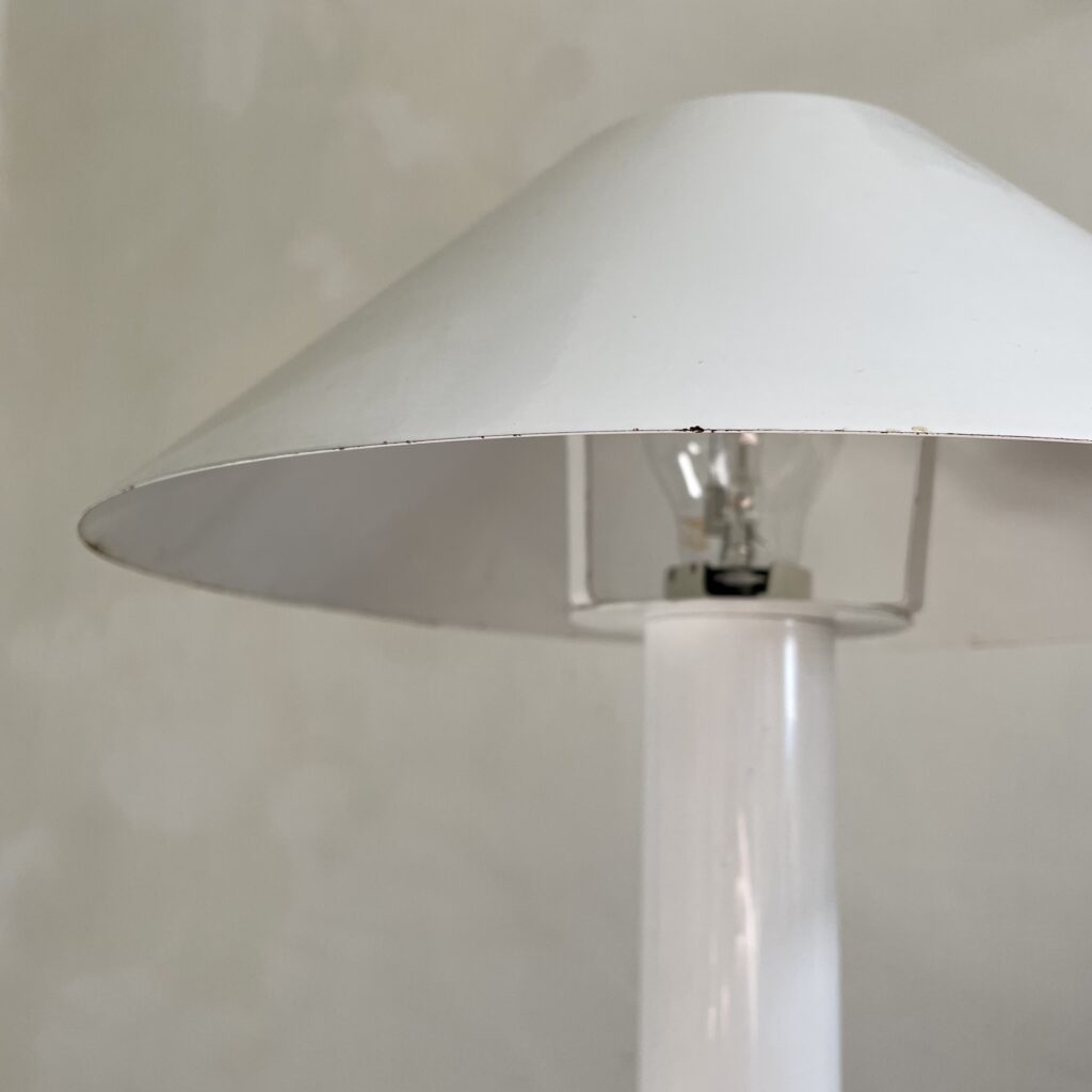 lampe_poser_bureau_chevet_blanche_simple_pure_maison_liedekerke_LK_4.jpeg