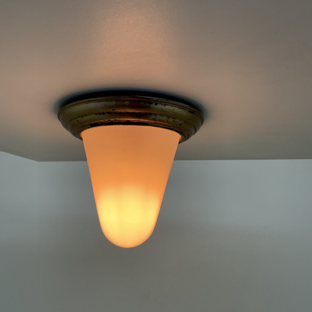 plafonnier_conique_bauhaus_opaline_maison_liedekerke_home_ceiling_LK_2.jpeg