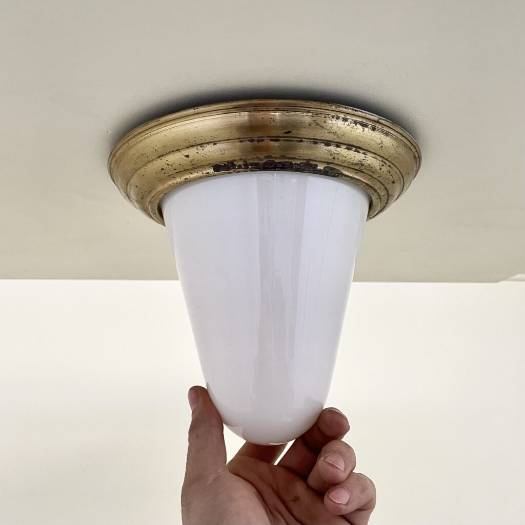 plafonnier_conique_bauhaus_opaline_maison_liedekerke_home_ceiling_LK_7.jpeg