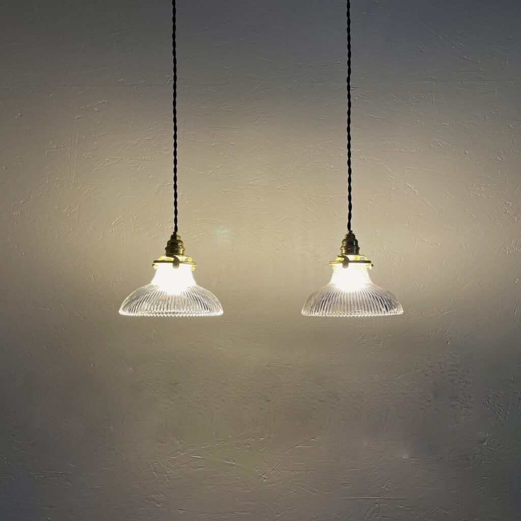 suspensions_Holophane_petite_verre_prismatique_laiton_fil_torsade_noir_maison_Liedekerke_LK_2.jpeg
