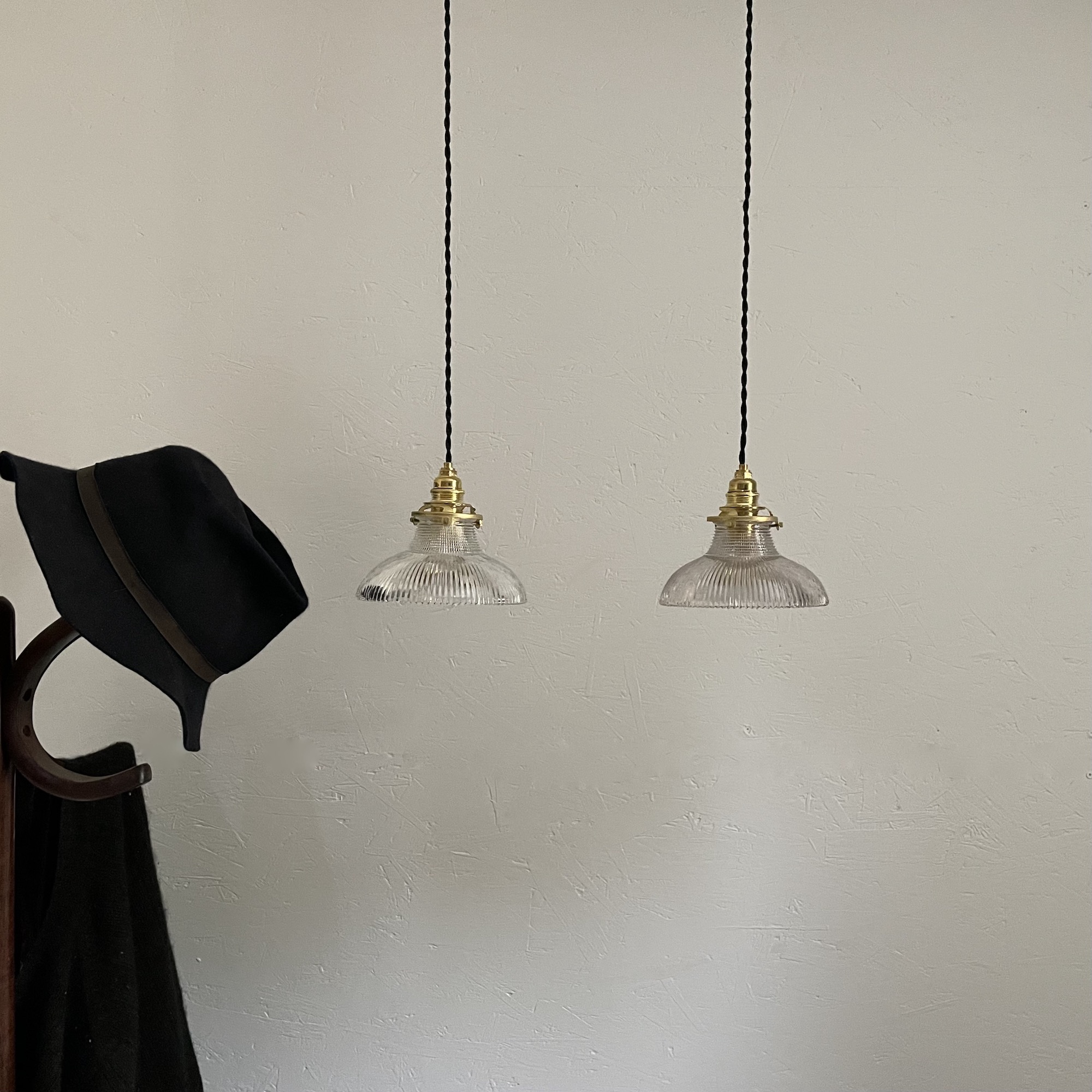 Paire de petites suspensions Holophane – Image 2