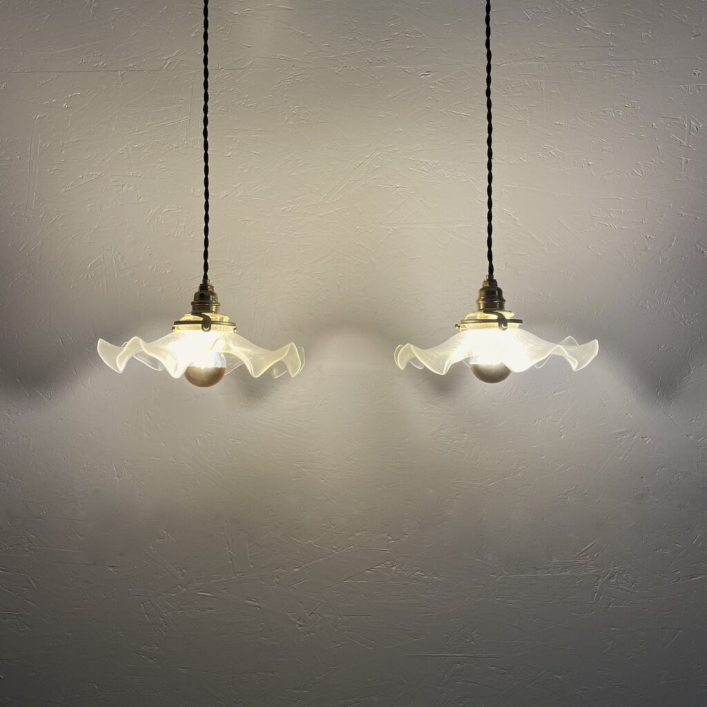 suspensions_paire_verre_sable_crepe_laiton_boheme_typhany_torsade_noir_maison_liedekerke_LK_3.jpeg