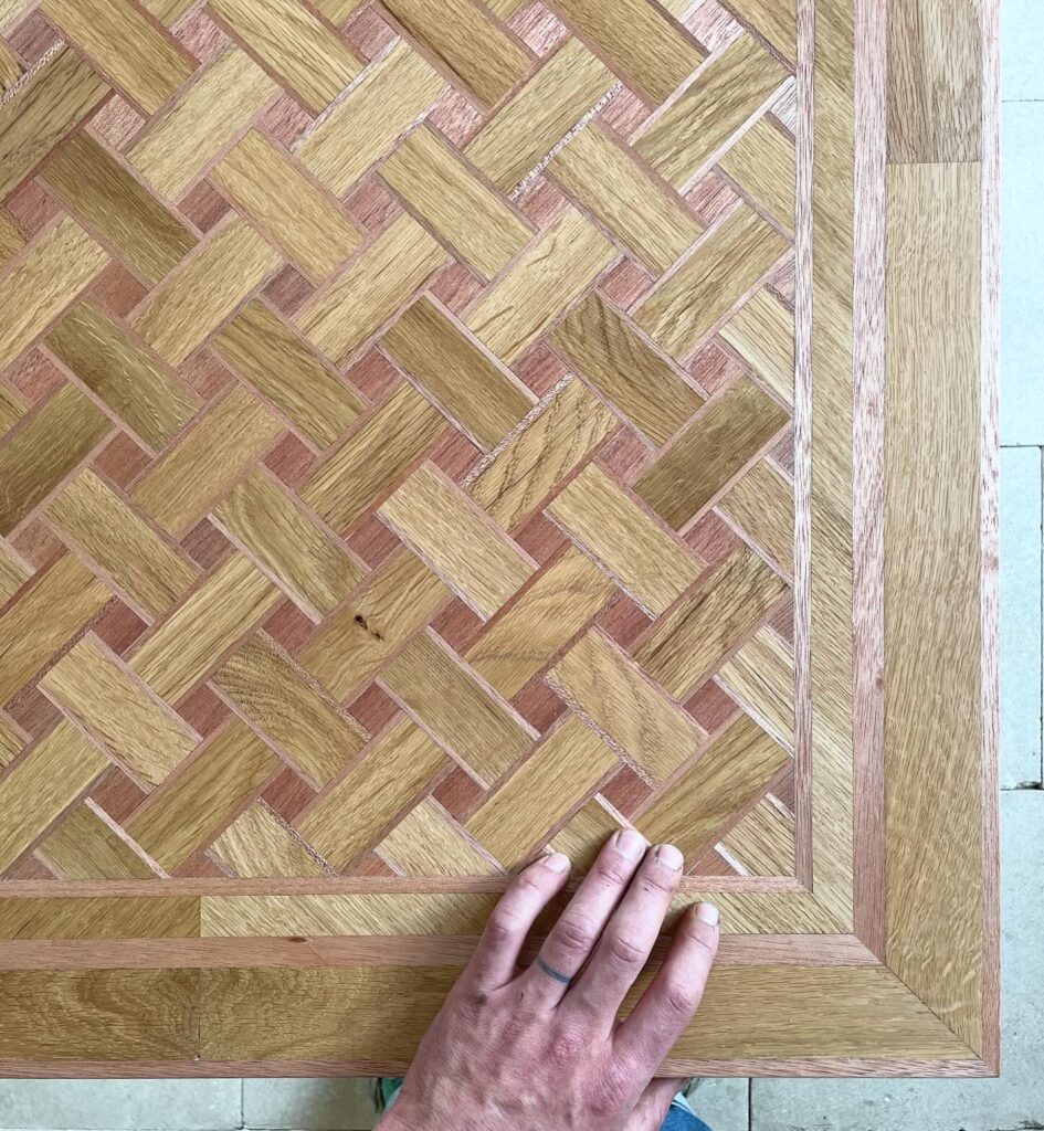 table-sur-mesure-en-marqueterie-de-chene-et-bois-rouge-motif-morgane-maison-liedekerke-lk_3.jpg