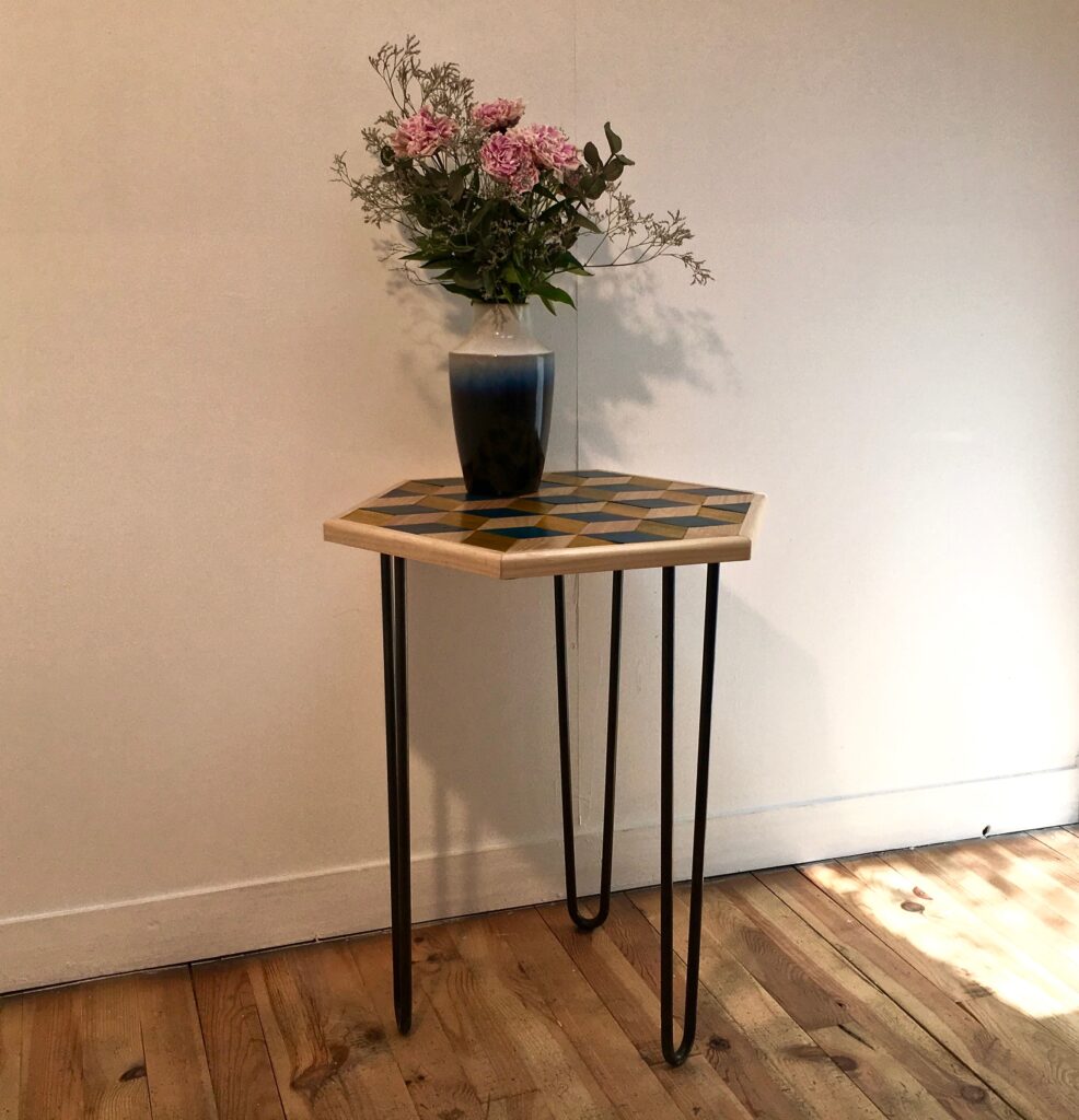 table_marqueterie_hexagonale_bleu_jaune_naturel_liedekerke_maison-lk_lk_4.jpg