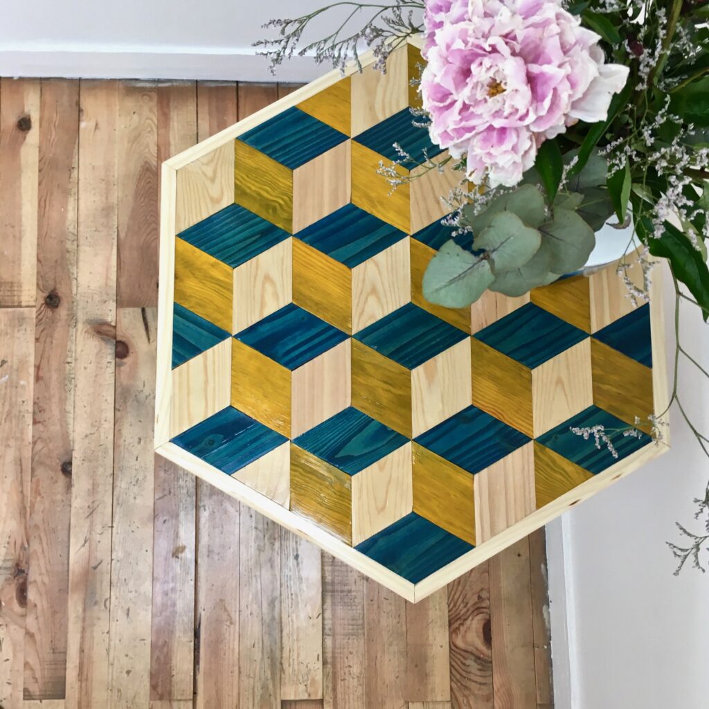 table_marqueterie_hexagone_bleu_jaune_naturel_liedekerke_maison-lk_4.jpg