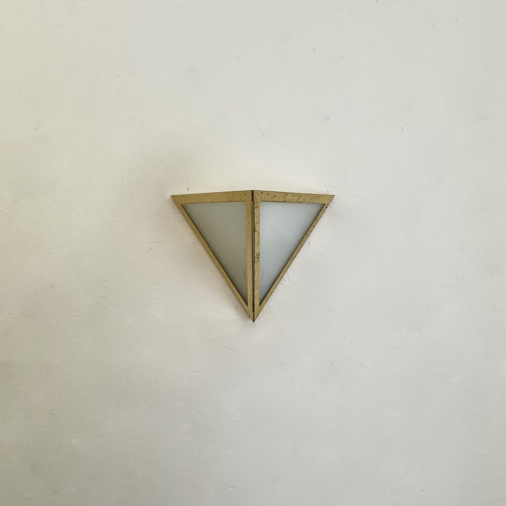 Applique_triangle_pyramidale_laiton_verre_sable_design_maison_liedekerke_LK