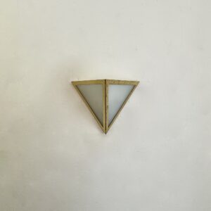Applique_triangle_pyramidale_laiton_verre_sable_design_maison_liedekerke_LK