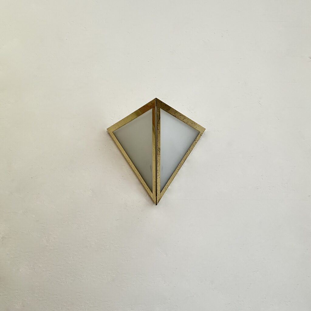 Applique_triangle_pyramidale_laiton_verre_sablé_design_maison_liedekerke_LK_2