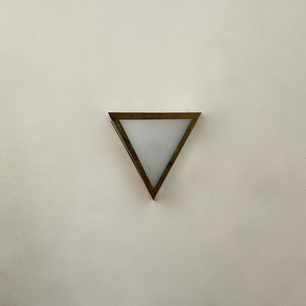 Applique_triangle_pyramidale_laiton_verre_sablé_design_maison_liedekerke_LK_3