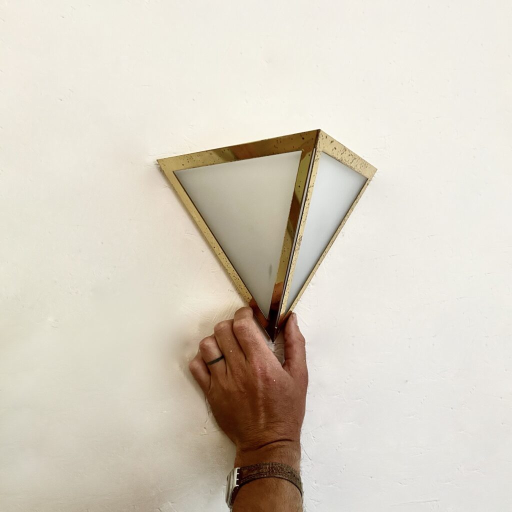Applique_triangle_pyramidale_laiton_verre_sablé_design_maison_liedekerke_LK_4