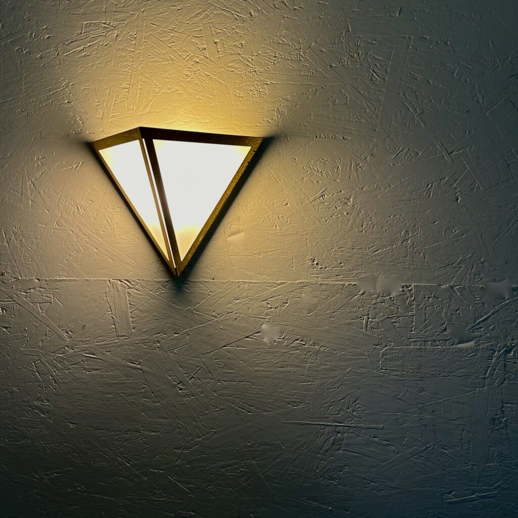 Applique_triangle_pyramidale_laiton_verre_sablé_design_maison_liedekerke_LK_5