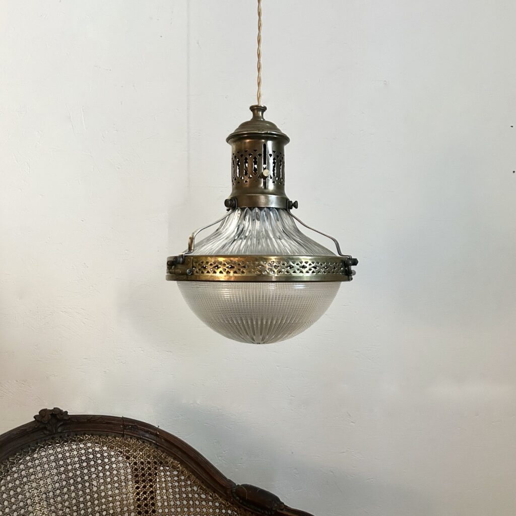 Suspension_Holophane_diffuseur_stiletto_1920_laiton_verre_prismatique_maison_liedekerke_LK_1