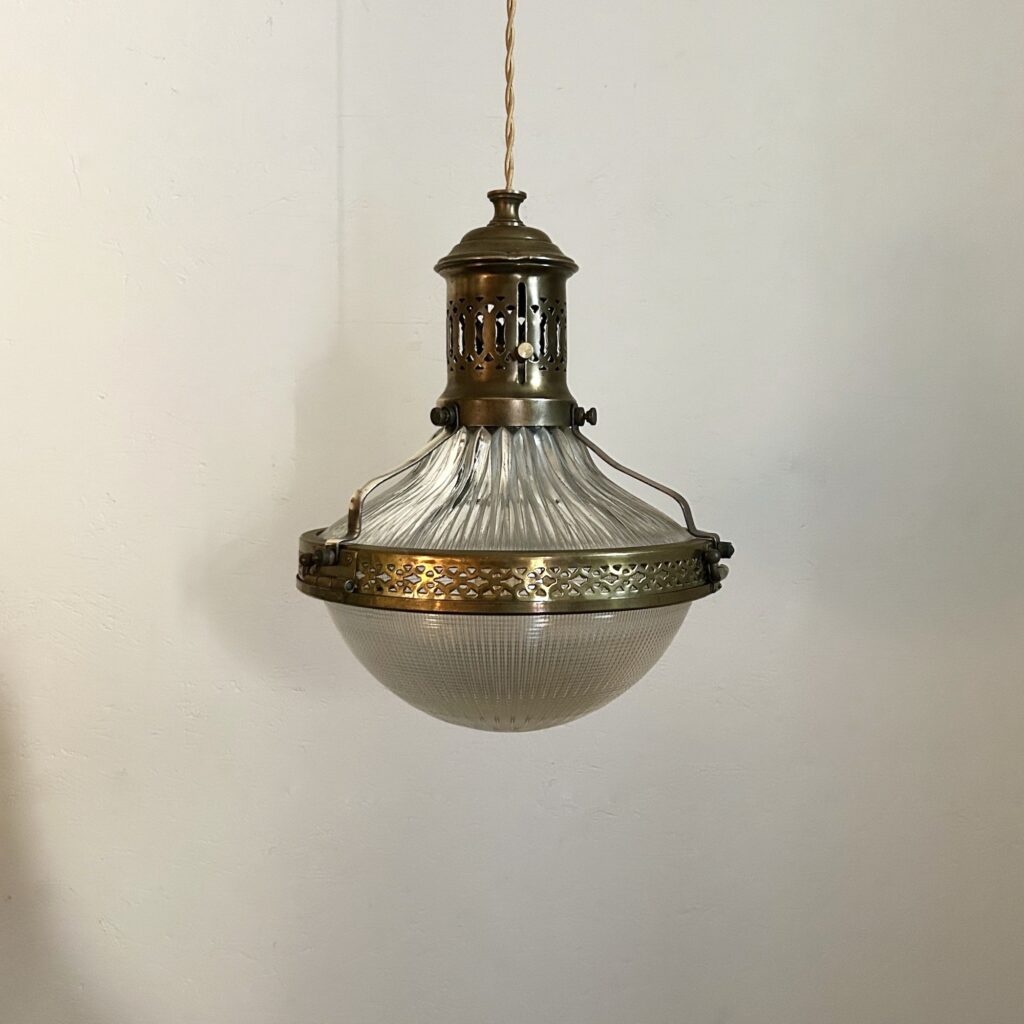 Suspension_Holophane_diffuseur_stiletto_1920_laiton_verre_prismatique_maison_liedekerke_LK