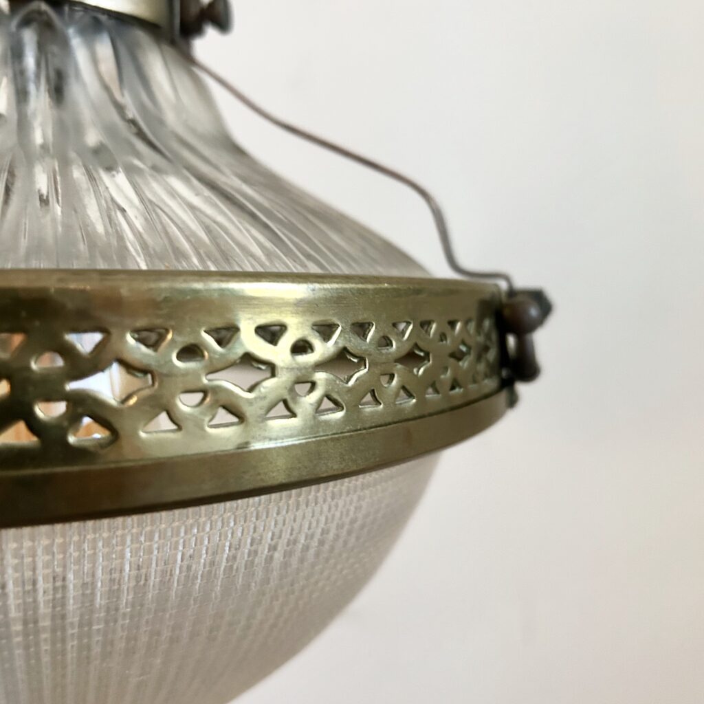 Suspension_Holophane_diffuseur_stiletto_1920_laiton_verre_prismatique_maison_liedekerke_LK_4