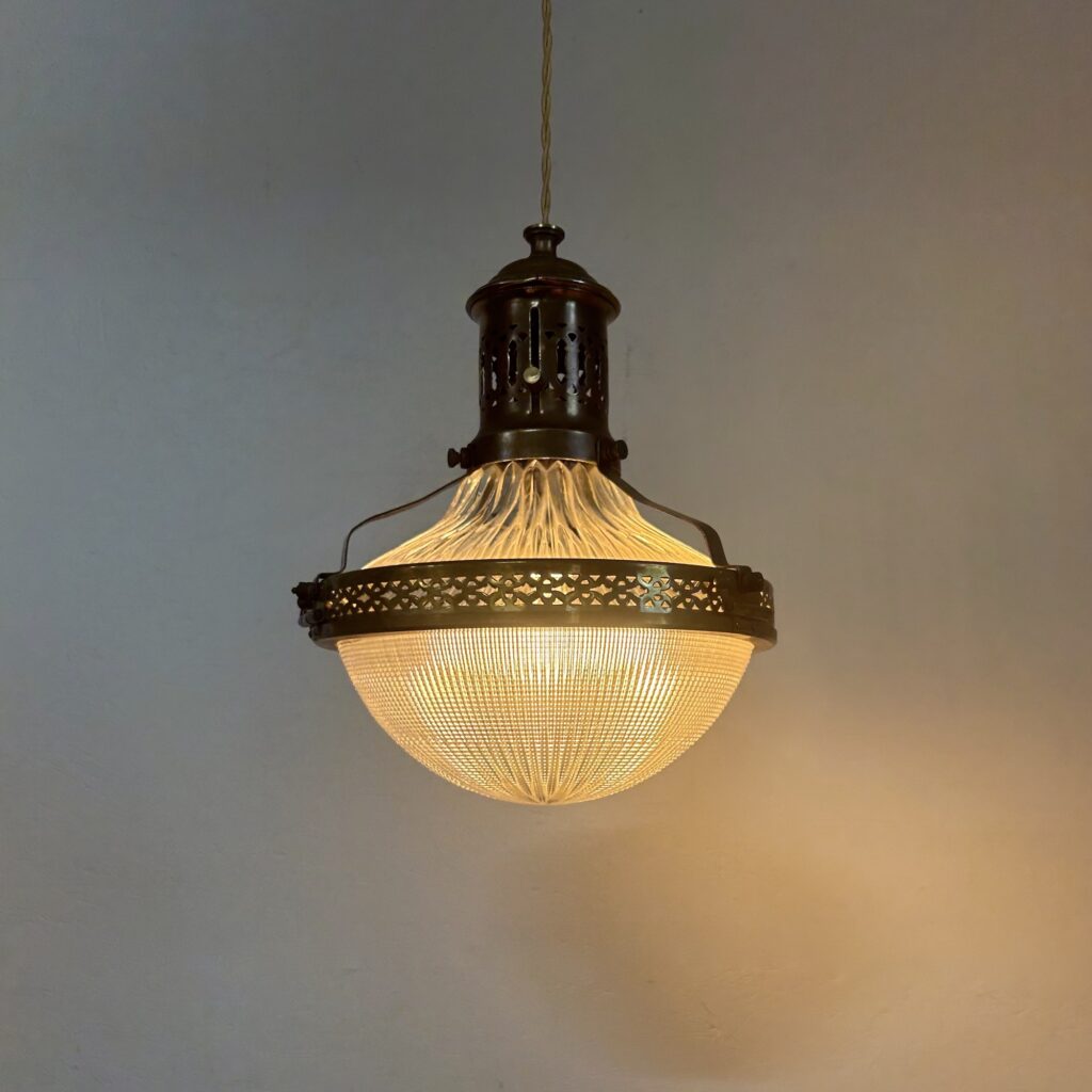 Suspension_Holophane_diffuseur_stiletto_1920_laiton_verre_prismatique_maison_liedekerke_LK_6