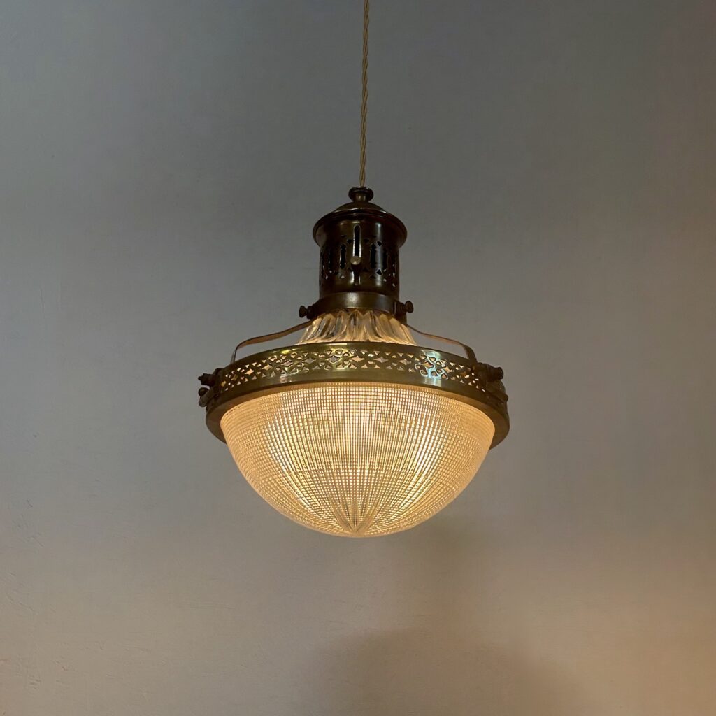Suspension_Holophane_diffuseur_stiletto_1920_laiton_verre_prismatique_maison_liedekerke_LK_7