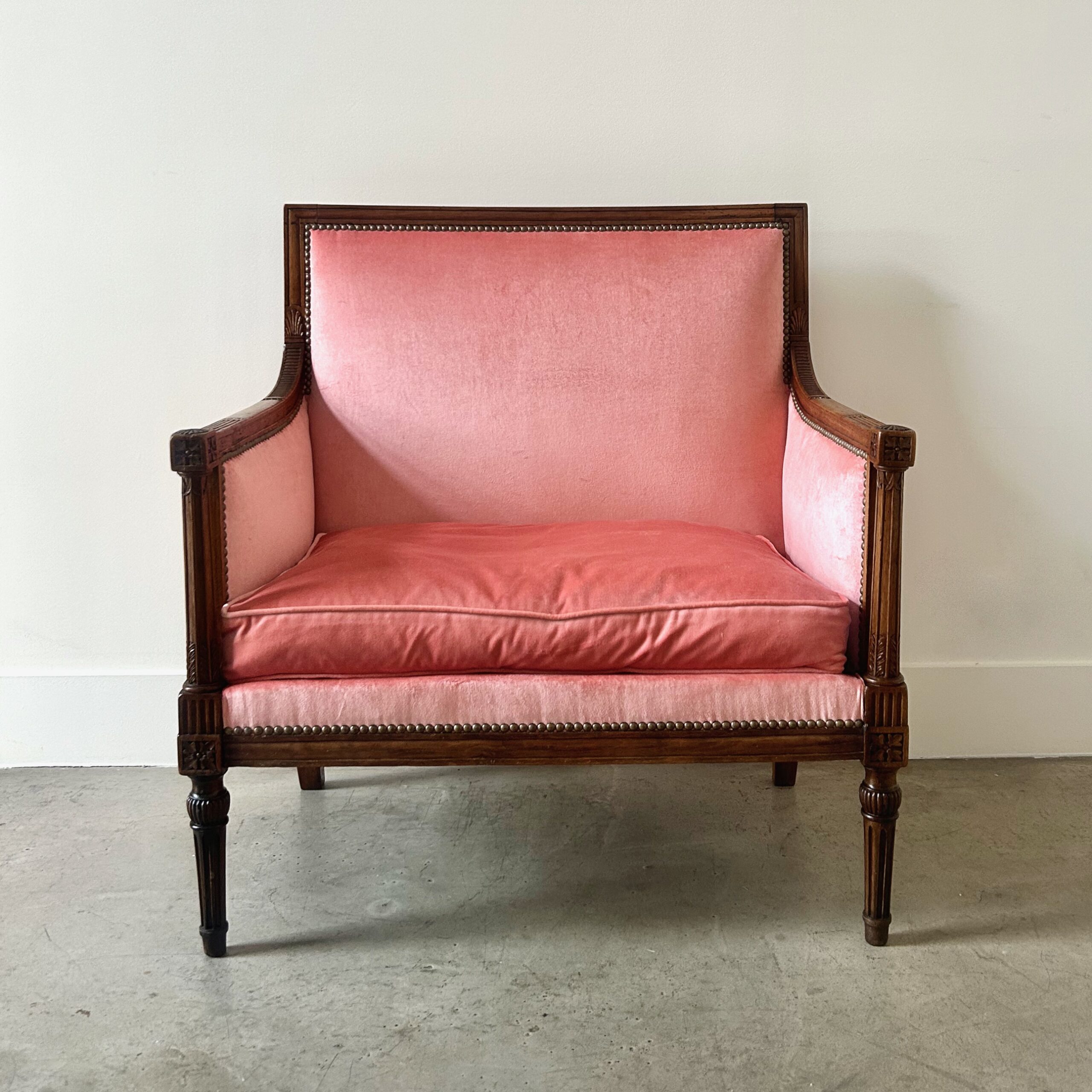 Large_fauteuil_petit_canape_style_louis_XVI_Vieux_Rose_velours_Maison_liedekerke_LK