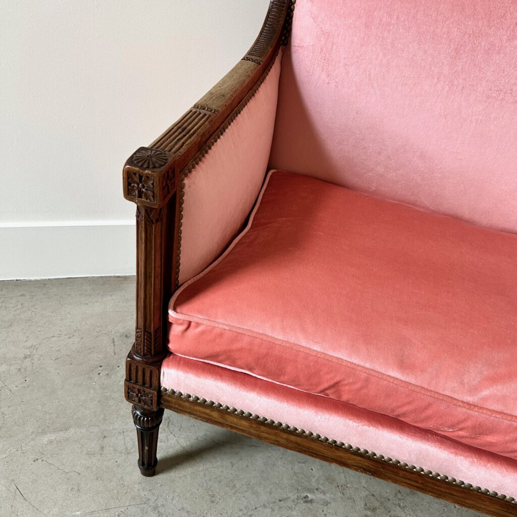 Large_fauteuil_petit_canapé_style_louis_XVI_Vieux_Rose_velours_Maison_liedekerke_LK_6