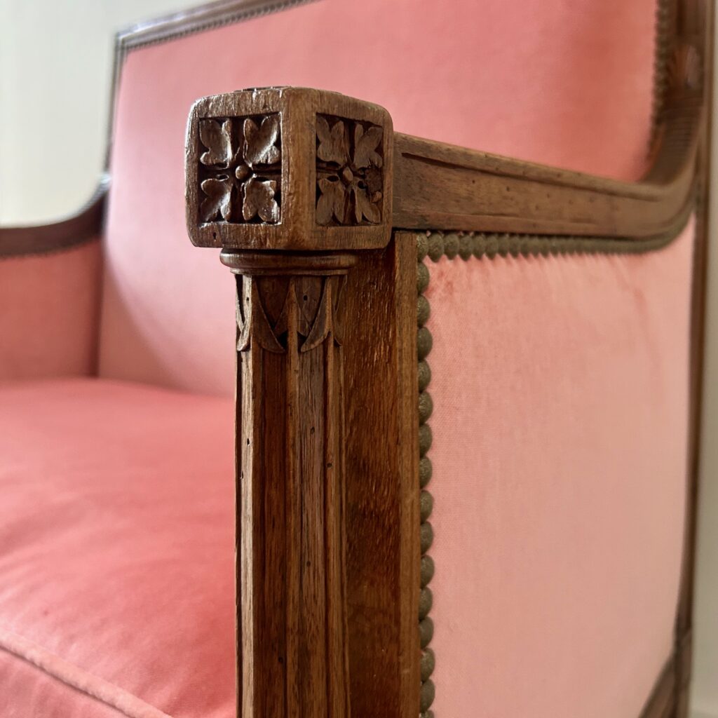 Large_fauteuil_petit_canapé_style_louis_XVI_Vieux_Rose_velours_Maison_liedekerke_LK_7