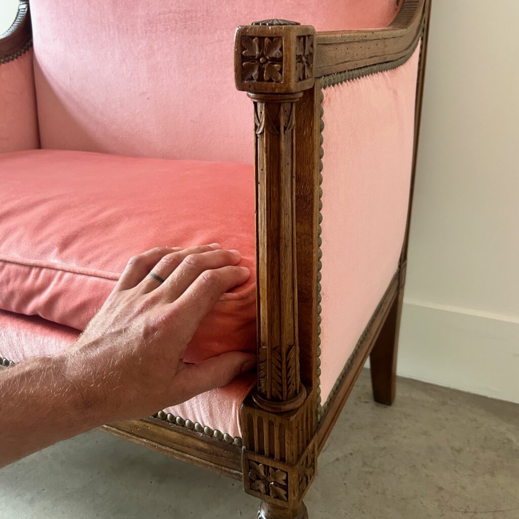 Large_fauteuil_petit_canapé_style_louis_XVI_Vieux_Rose_velours_Maison_liedekerke_LK_8